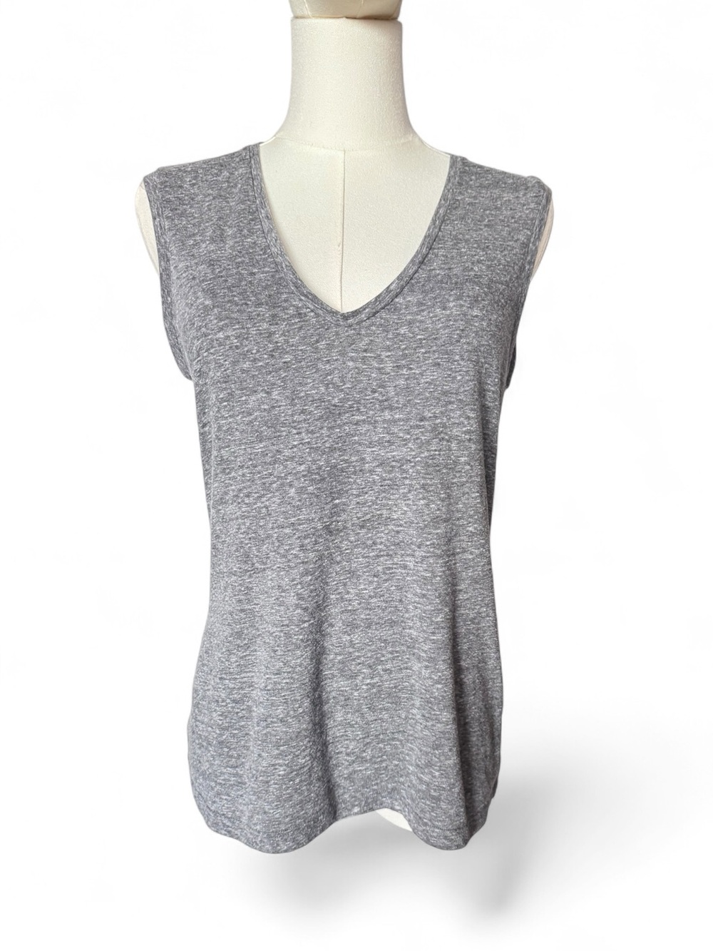 🔵 3/ $15 - Club Monaco Grey Sleeveless V-Neck Tank Top Size Small